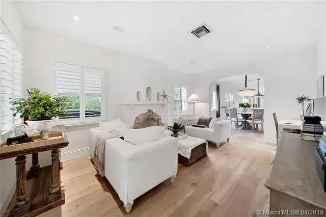 521 San Lorenzo Ave, Coral Gables FL 33146 photo 4