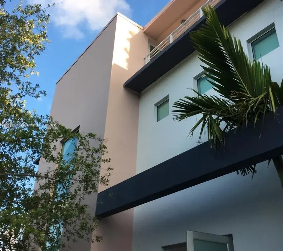3253 Mcdonald St, Miami FL 33133