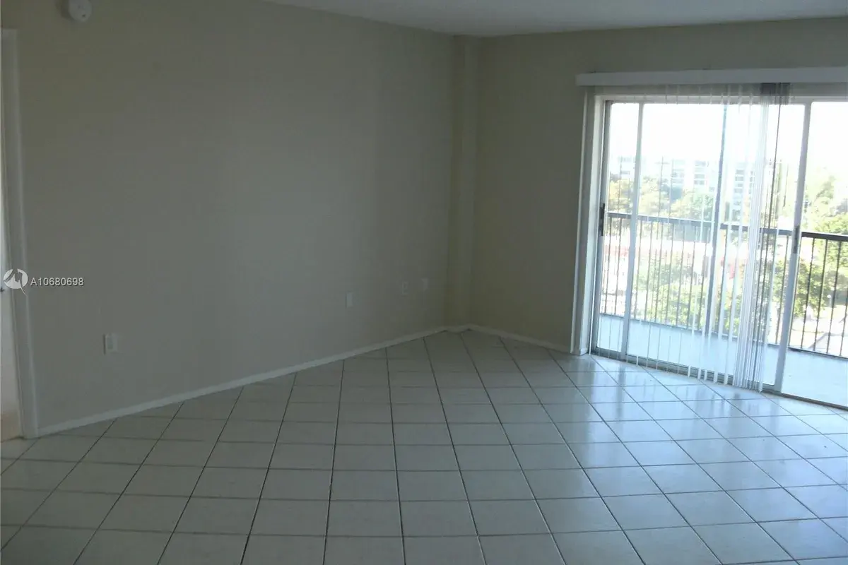 4174 Inverrary Dr # 911, Lauderhill FL 33319