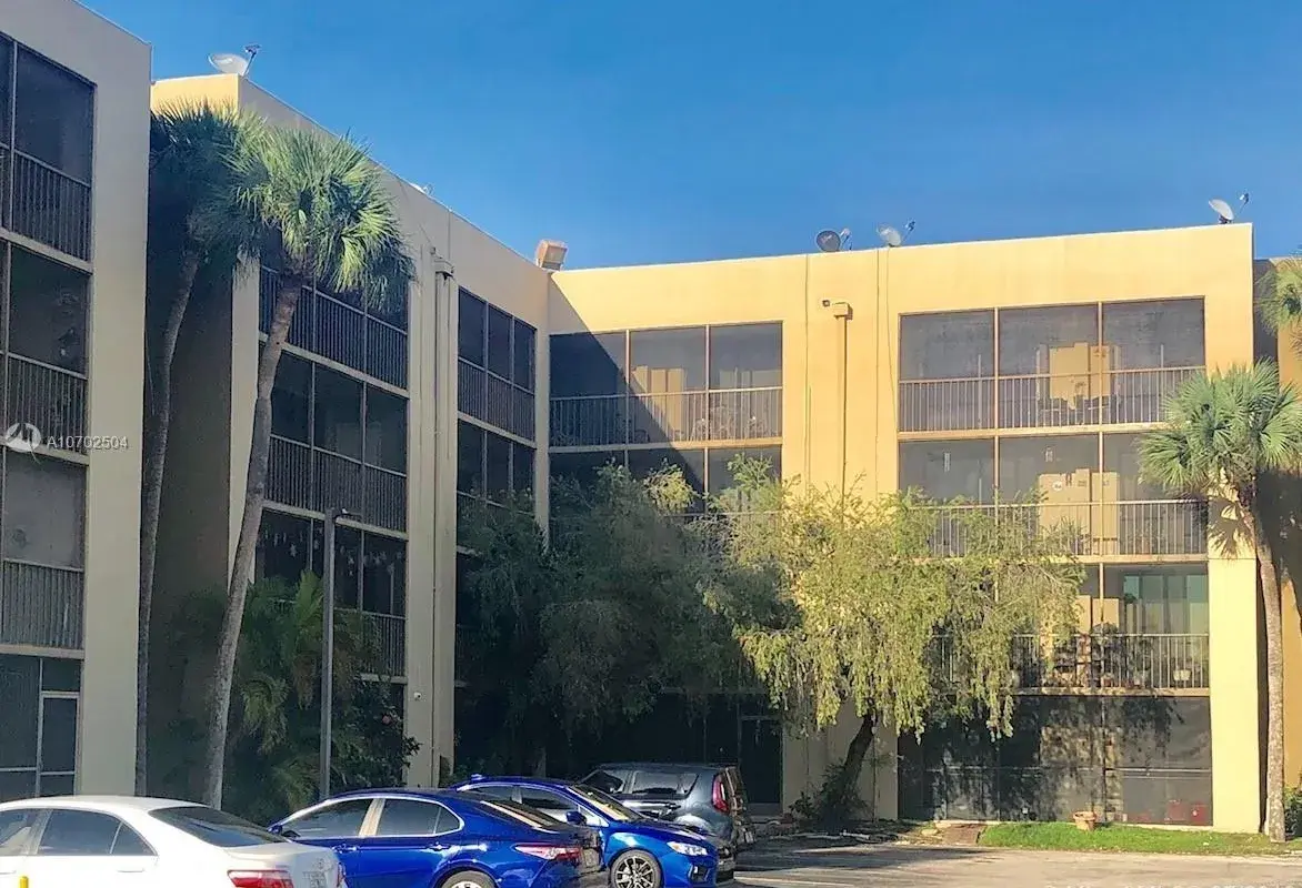 8635 NW 8th St # 103, Miami FL 33126