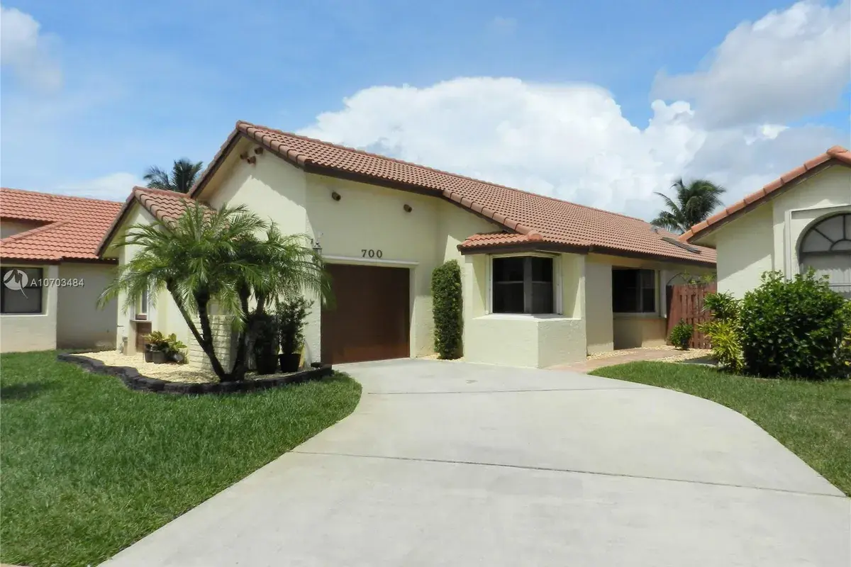 700 SW 113th Ave, Pembroke Pines FL 33025