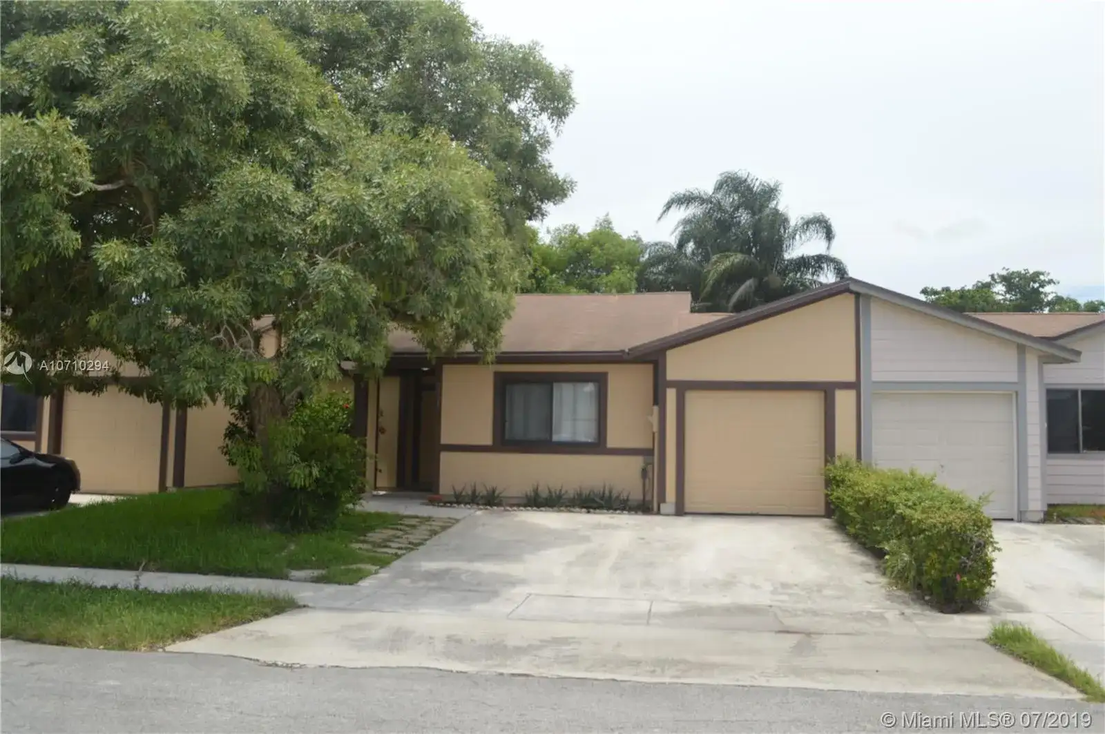 9751 W Daffodil Ln, Miramar FL 33025 photo 2