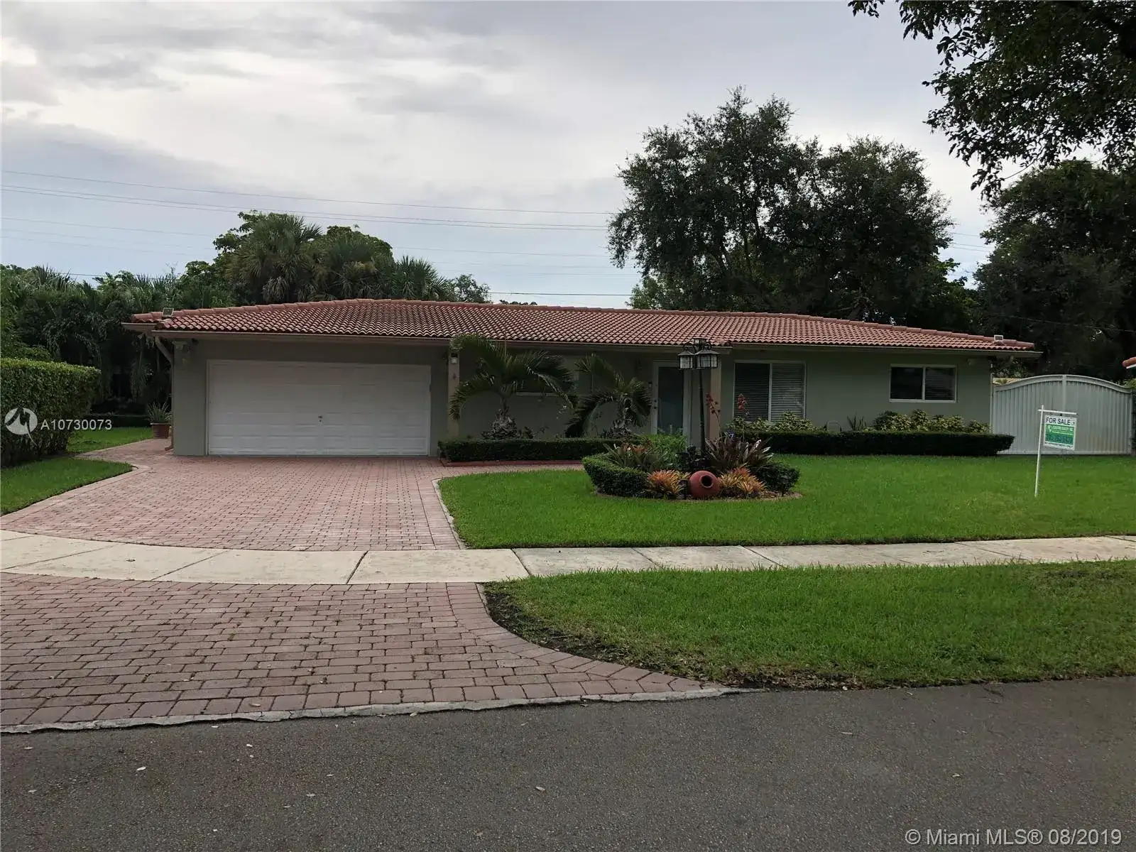 6301 Lake Geneva Rd, Miami Lakes FL 33014 photo 2
