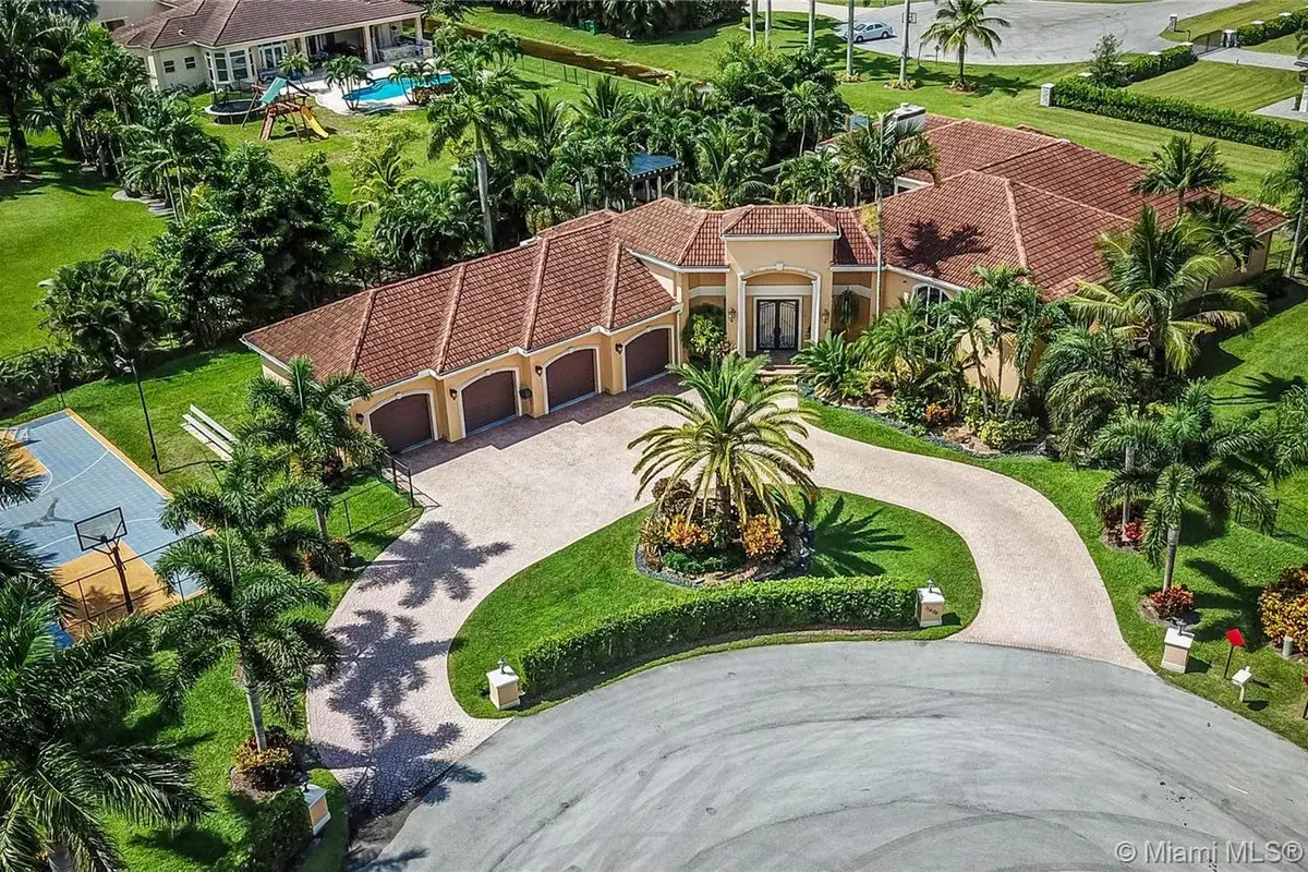 11400 NW 7th St, Plantation FL 33325