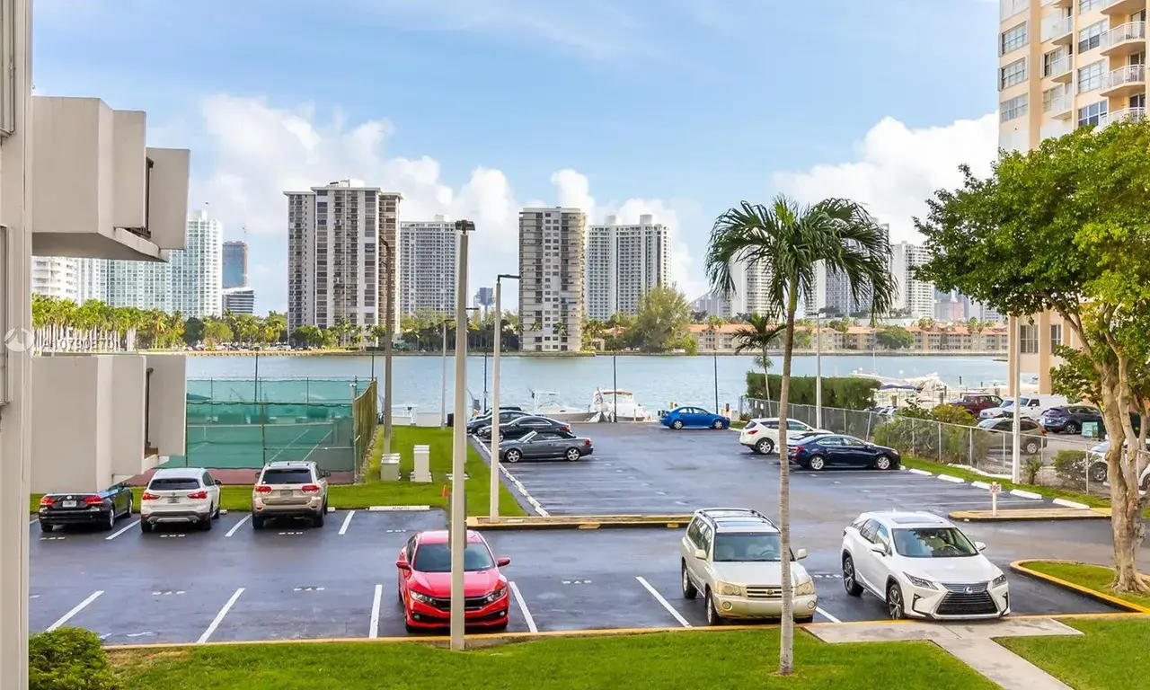 2750 NE 183rd St # 201, Aventura FL 33160