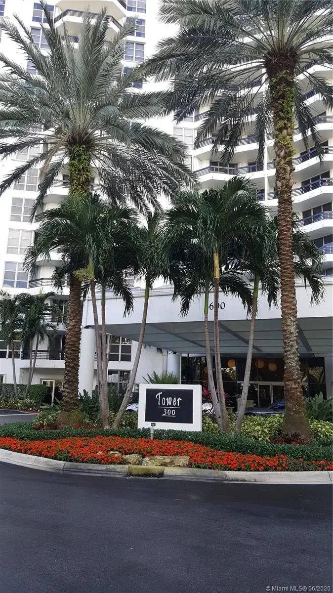 3600 Mystic Pointe Dr # 910, Aventura FL 33180