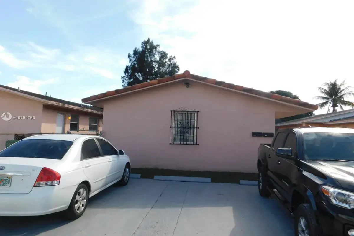 626 W 17th St, Hialeah FL 33010