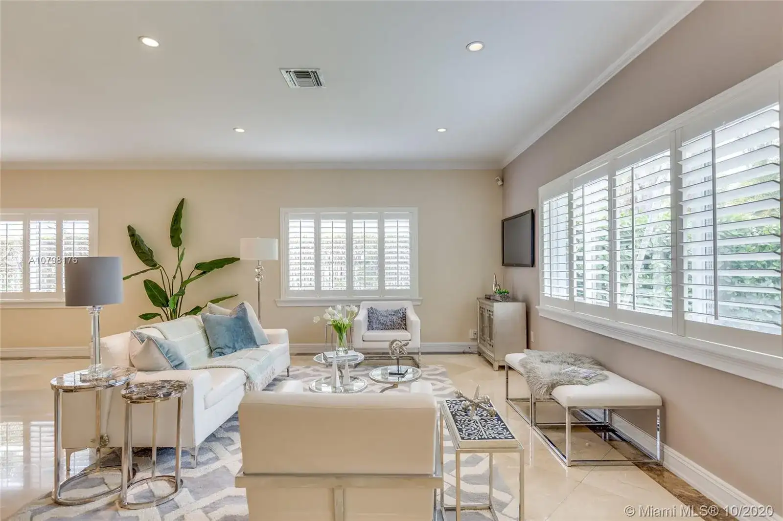4323 N Bay Rd, Miami Beach FL 33140 photo 2