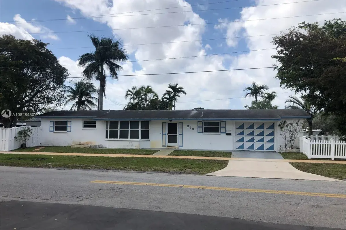820 W Chaminade Dr, Hollywood FL 33021
