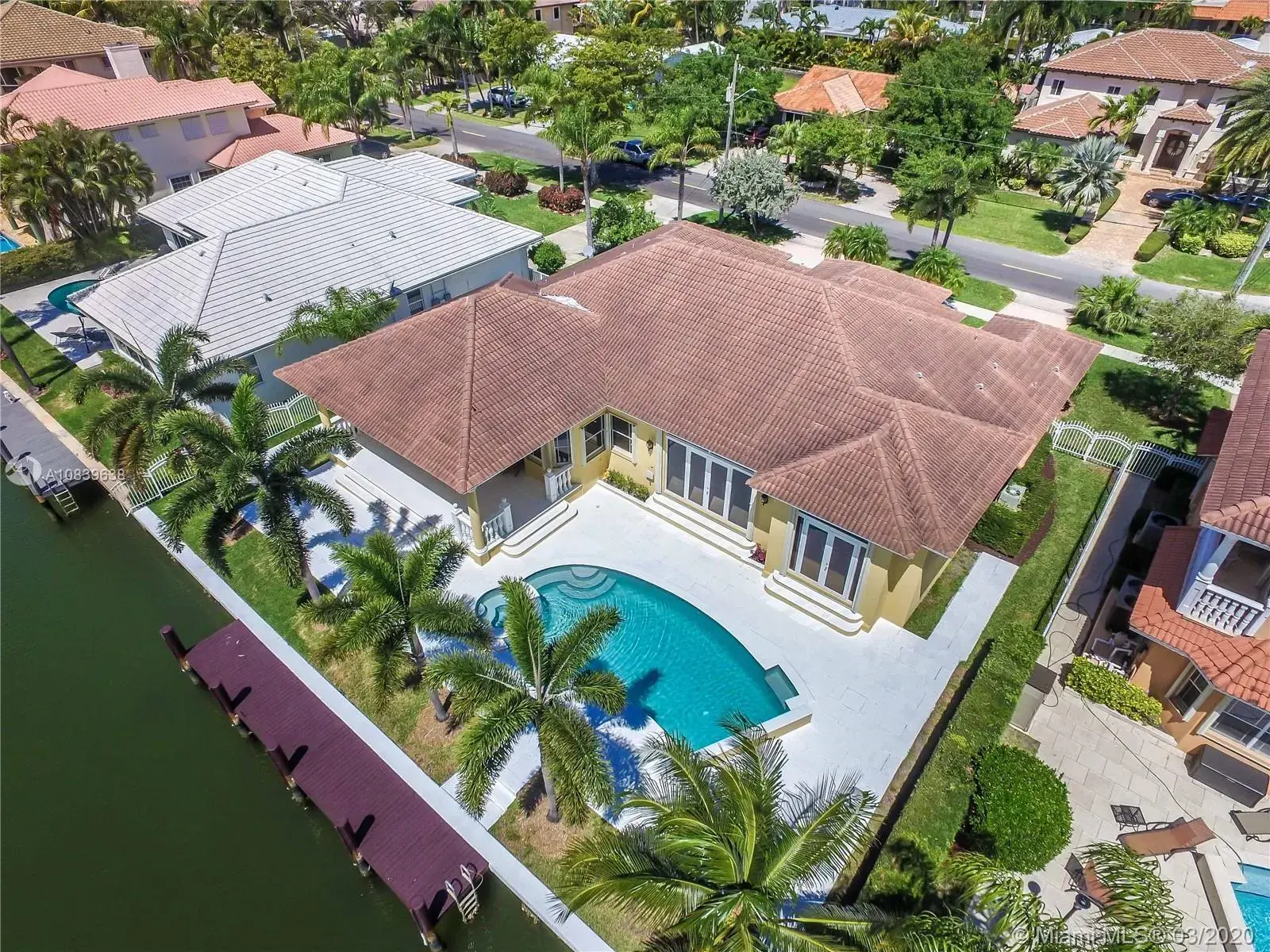 4 bedroom 4 bath Residential for sale at 900 Washington St, Hollywood FL 33019
