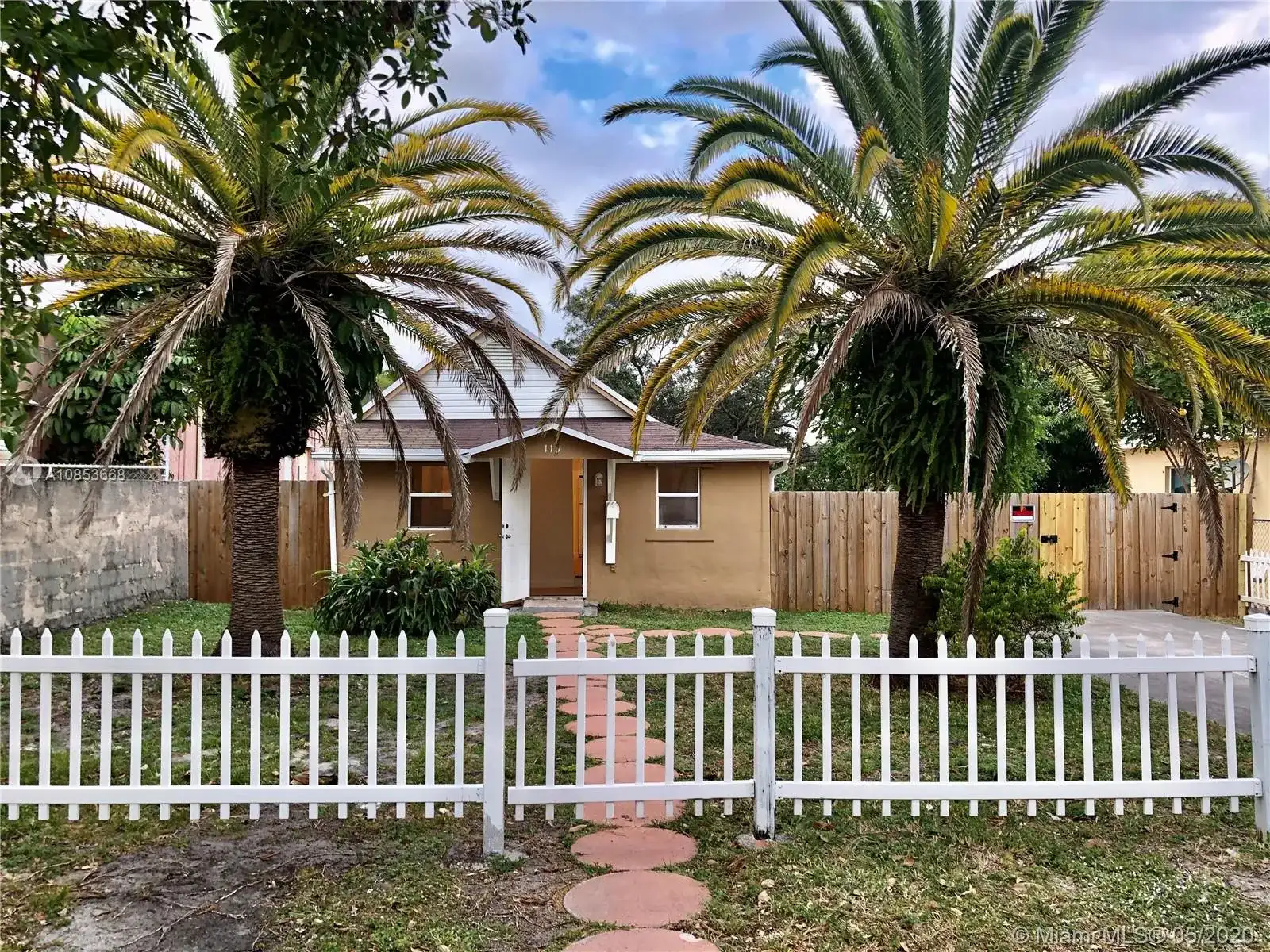 113 SE 4th St, Hallandale Beach FL 33009