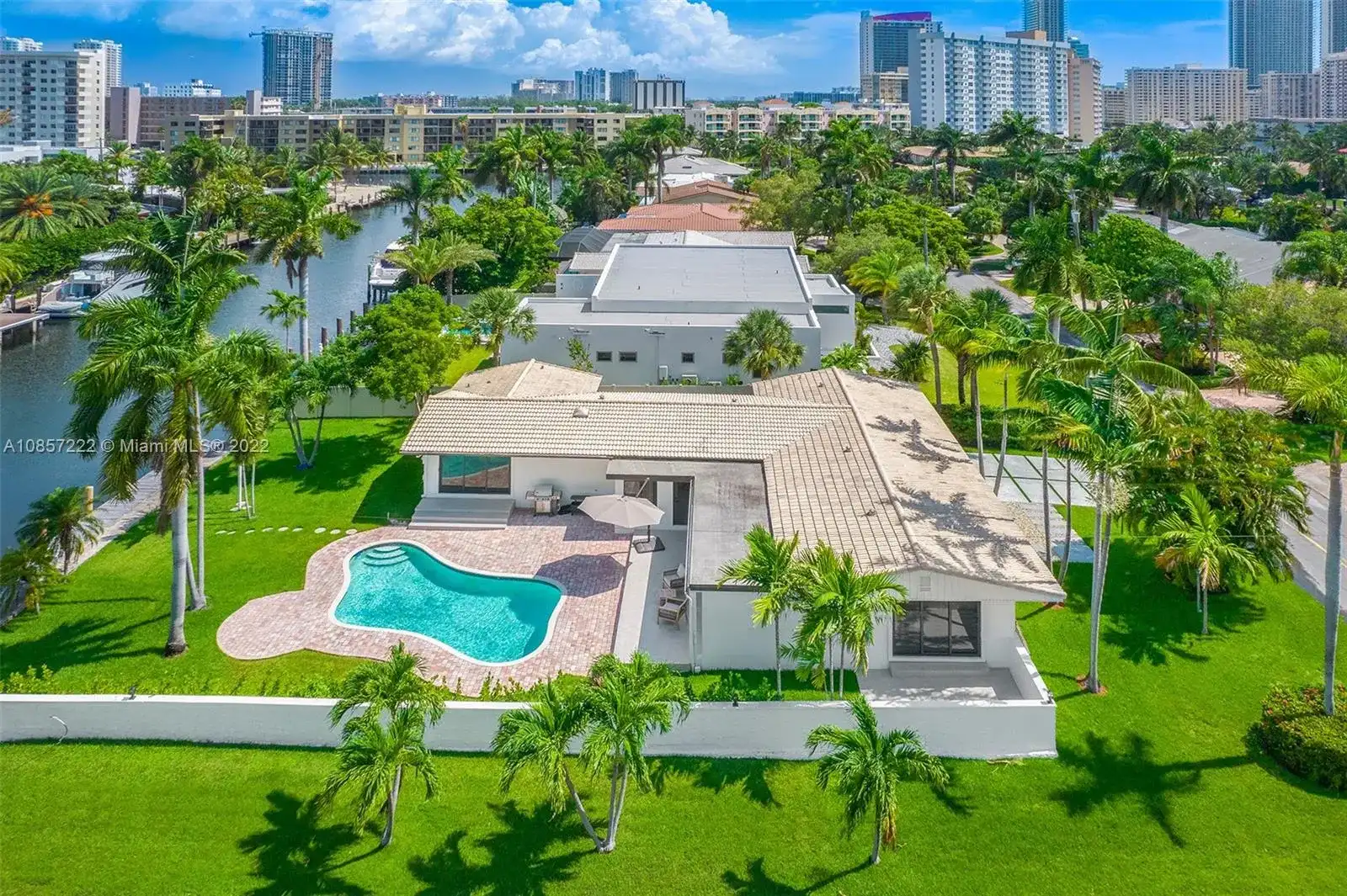 536 Hibiscus Dr, Hallandale Beach FL 33009