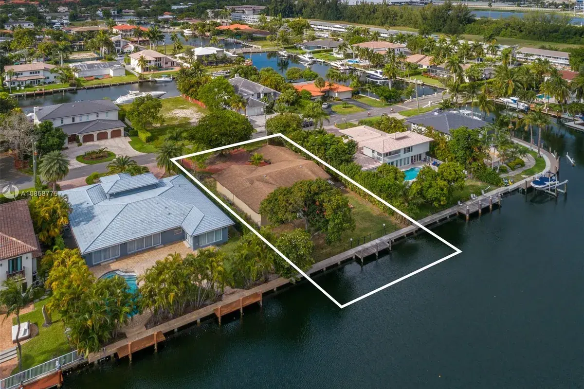 478 Tamarind Dr, Hallandale Beach FL 33009