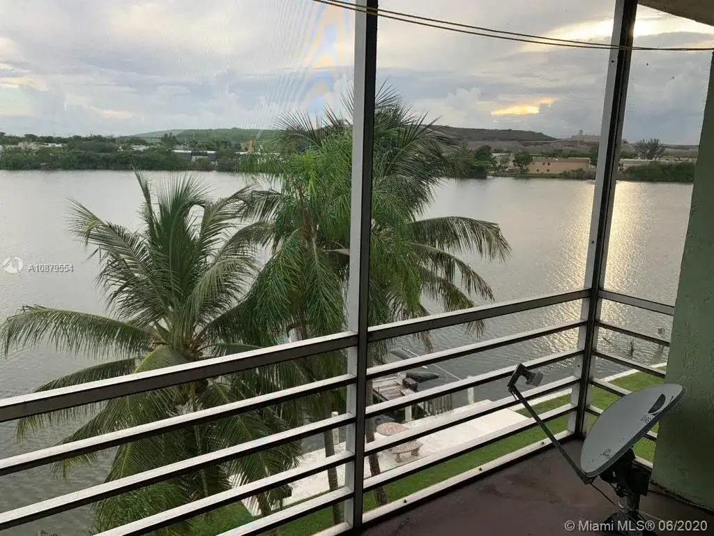 4311 Crystal Lake Dr # 413, Deerfield Beach FL 33064 photo 2