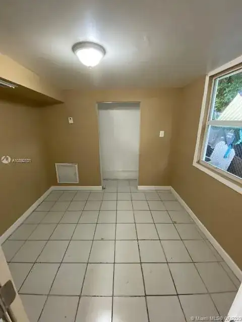 1872 NW 1st St, Miami FL 33125 photo 3