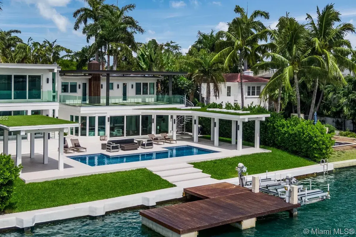 327 E Rivo Alto Dr, Miami Beach FL 33139