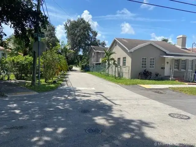 2100 SW 25th St, Miami FL 33133 photo 3