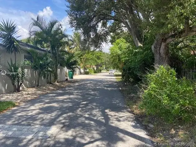 2100 SW 25th St, Miami FL 33133 photo 4