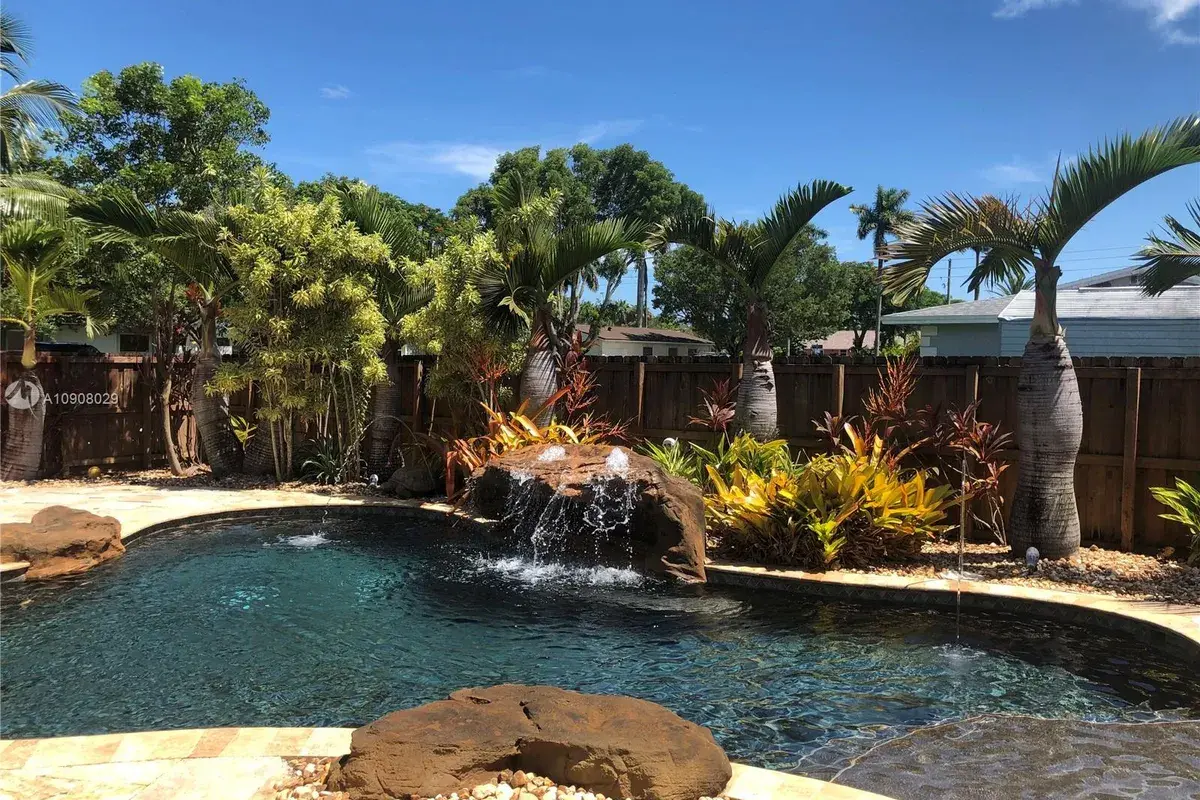 8910 SW 182nd Ter, Palmetto Bay FL 33157