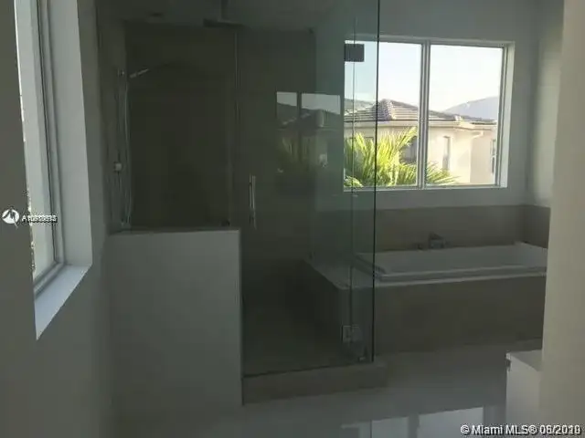 10445 NW 68th Ter, Doral FL 33178 photo 4