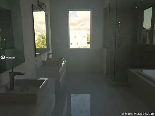 10445 NW 68th Ter, Doral FL 33178 photo 5