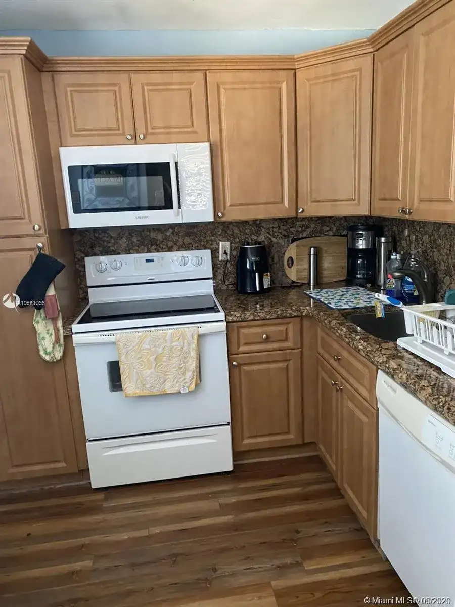 7900 Tatum Waterway Dr # 314, Miami Beach FL 33141 photo 2