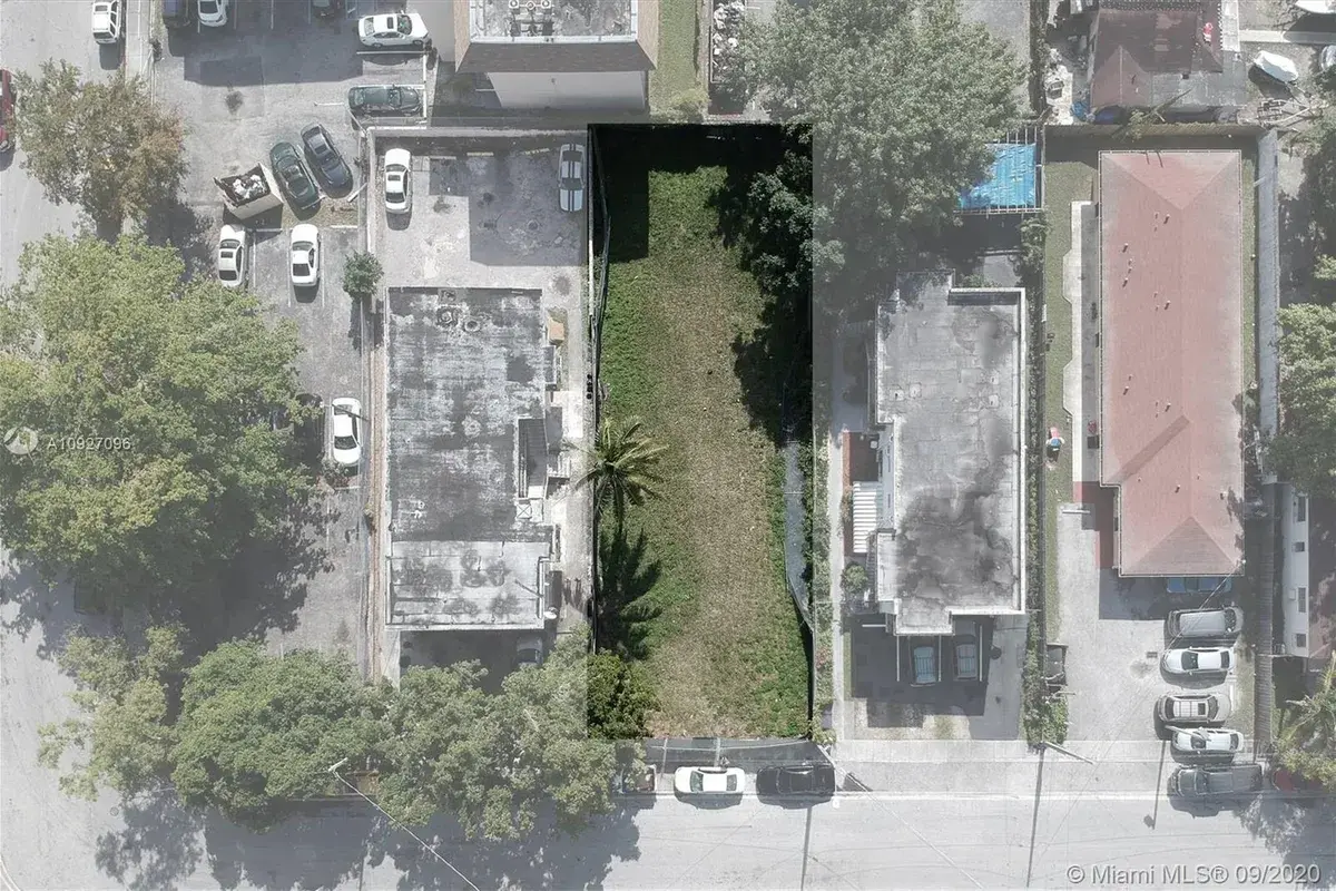 1872 NW 24th St, Miami FL 33142
