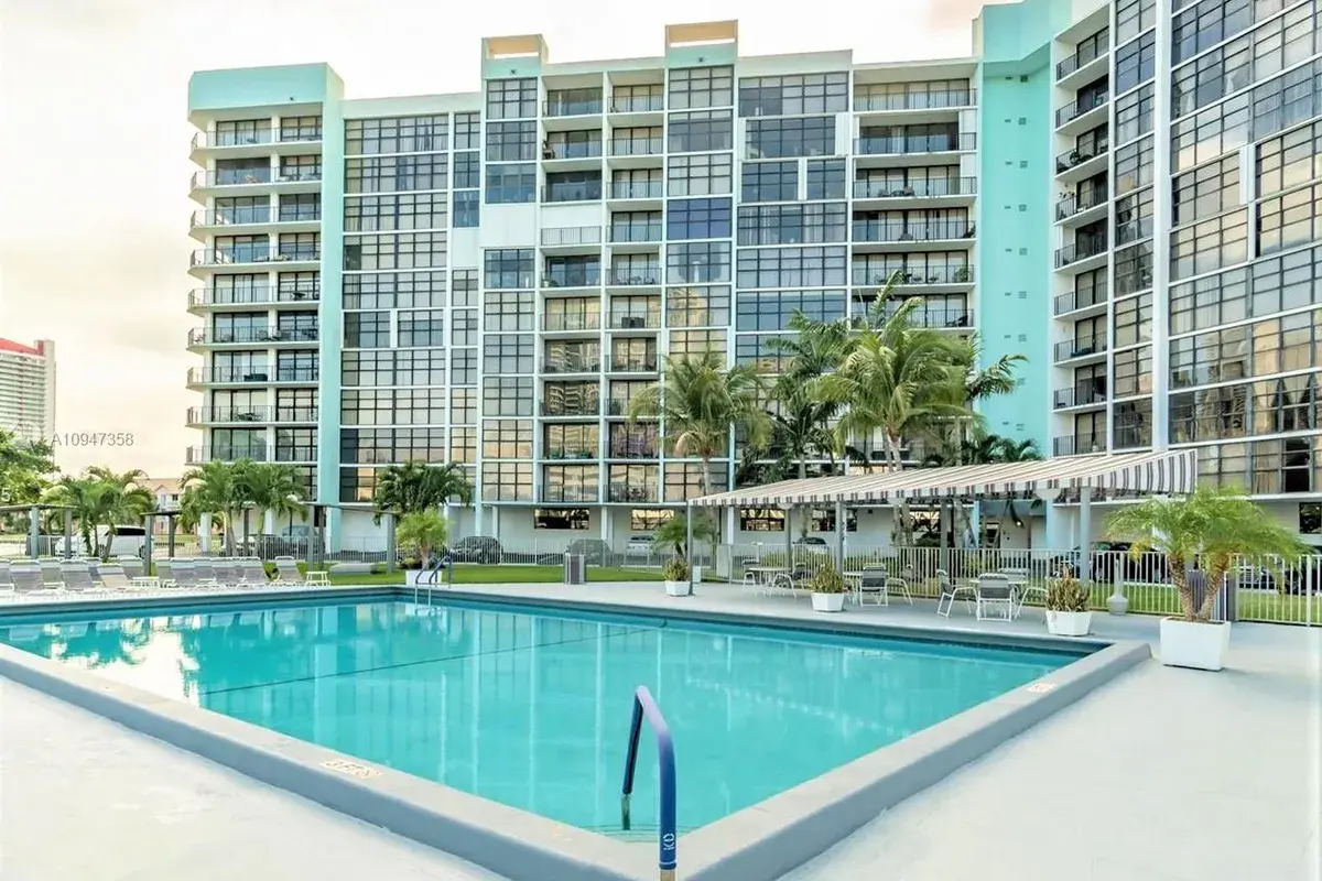200 Leslie Dr # 204, Hallandale Beach FL 33009