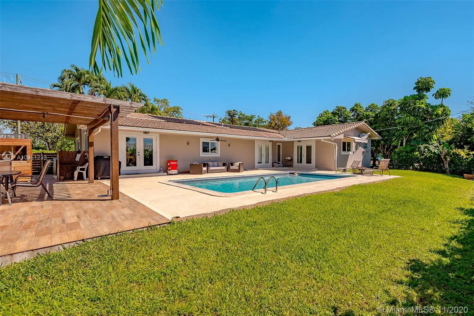 1800 NE 199th St, Miami FL 33179