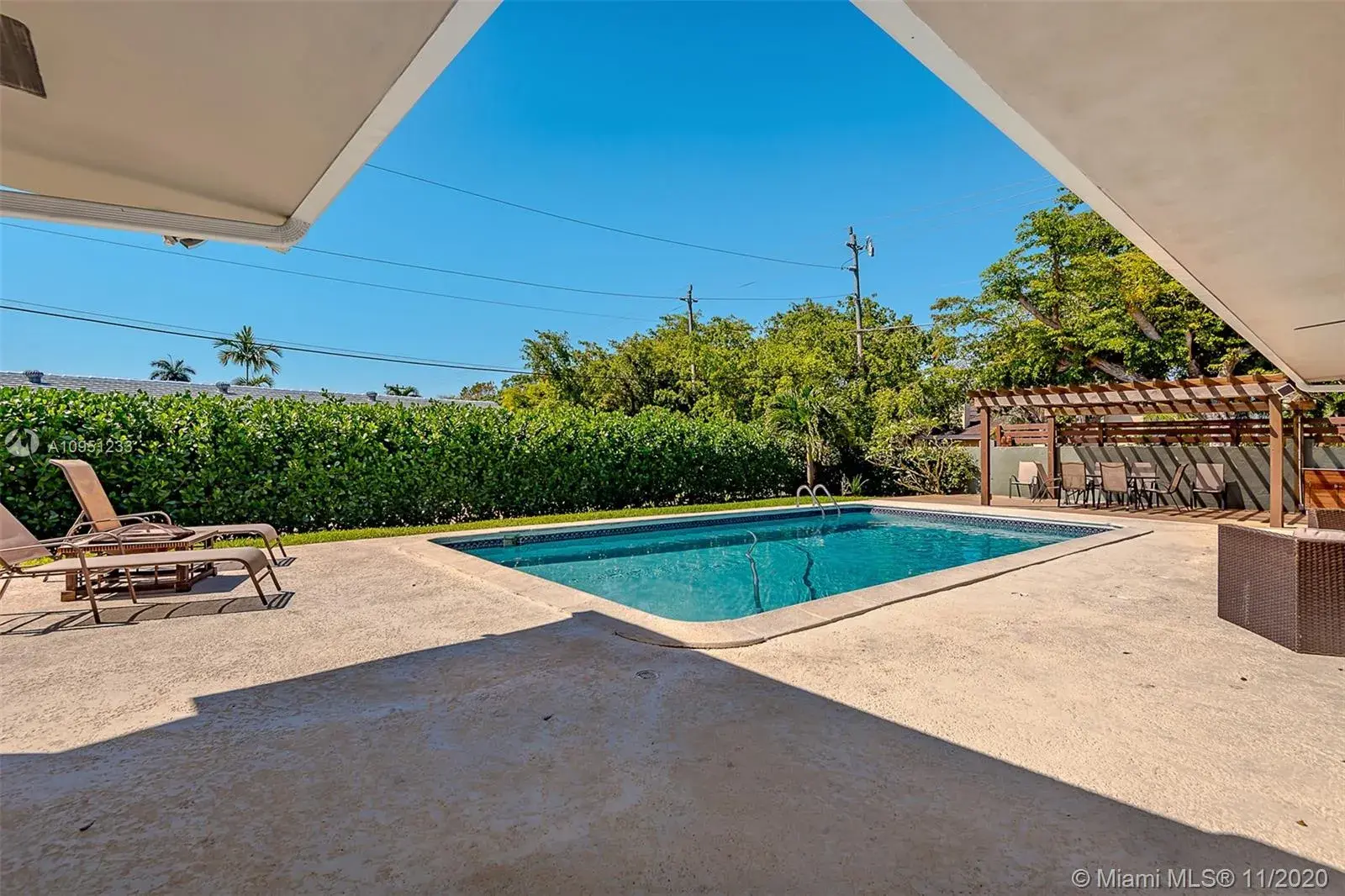 1800 NE 199th St, Miami FL 33179