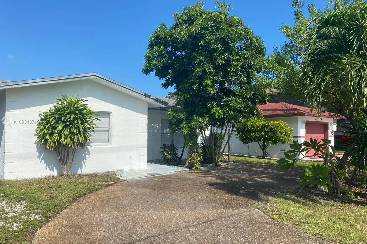 175 SW 4th St, Deerfield Beach FL 33441