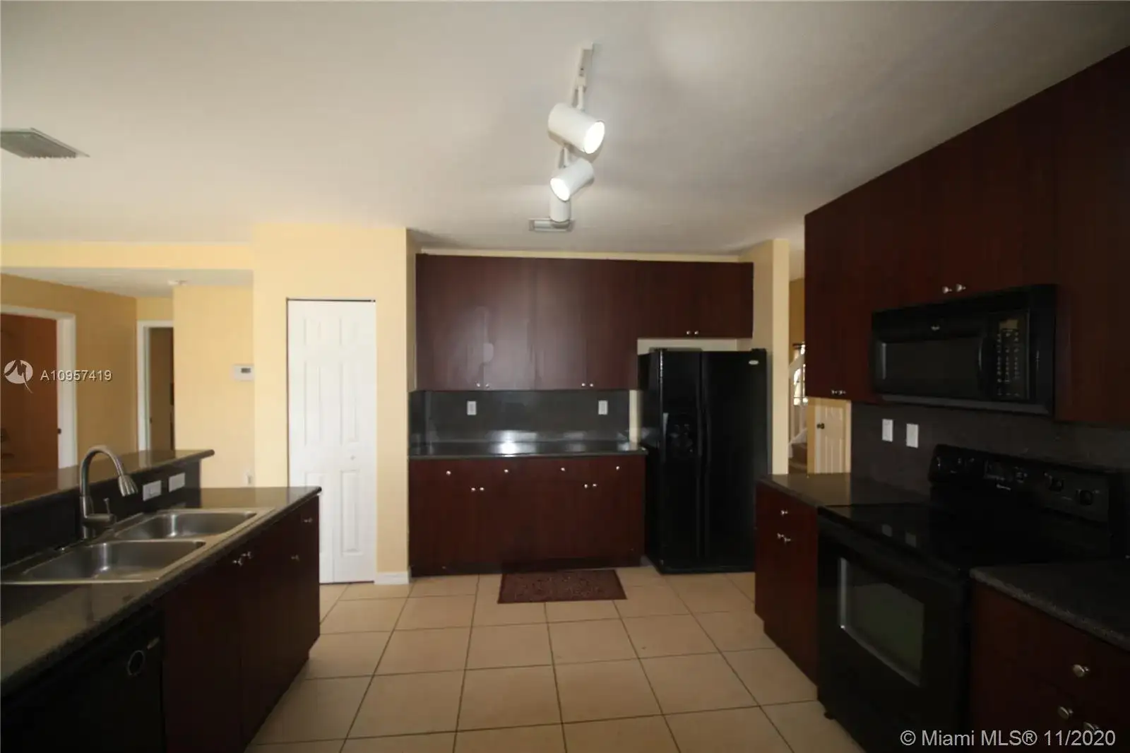 8908 SW 211th Ln, Cutler Bay FL 33189 photo 5