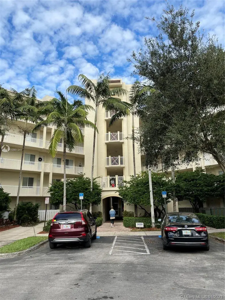 3600 Oaks Clubhouse Dr # 506, Pompano Beach FL 33069