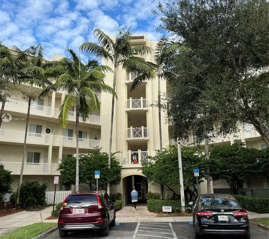 3600 Oaks Clubhouse Dr # 506, Pompano Beach FL 33069
