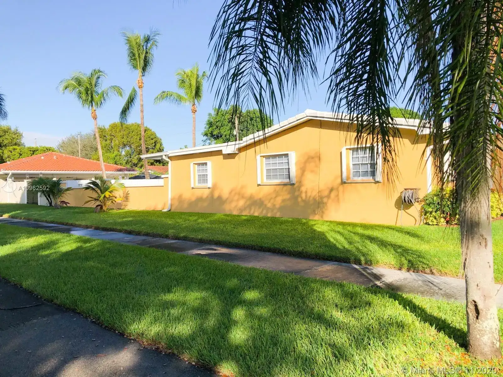 13900 Lake Candlewood Ct, Miami Lakes FL 33014 photo 2