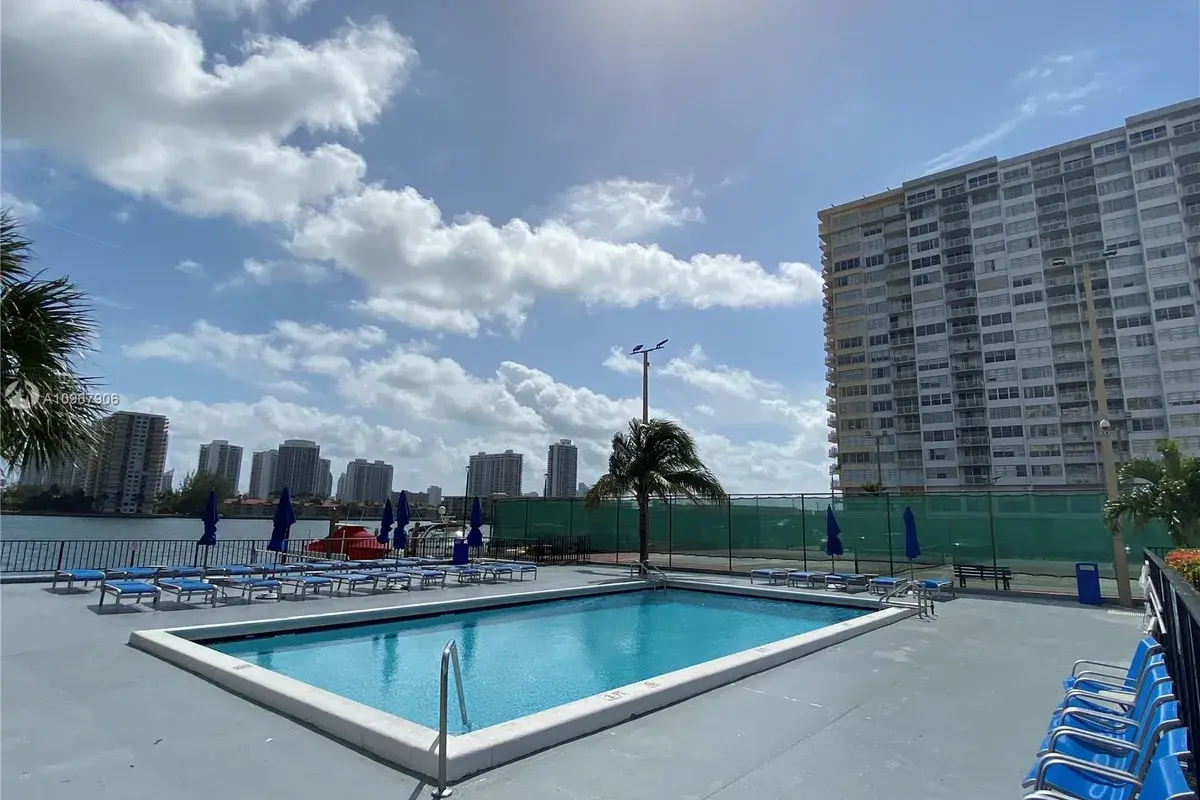 2780 NE 183rd St # 215, Aventura FL 33160