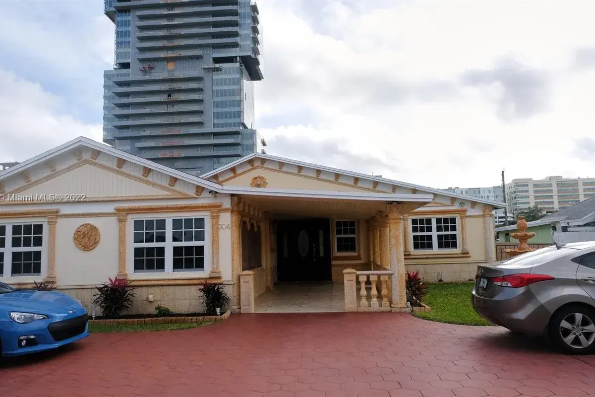 304 SE 9th St, Hallandale Beach FL 33009