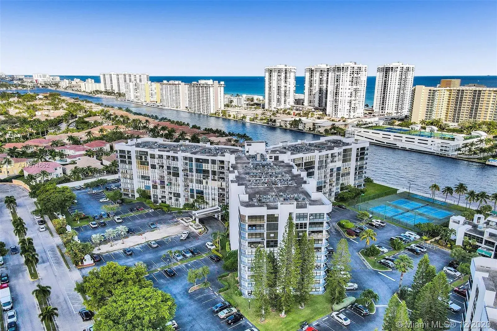 1000 Parkview Dr # 831, Hallandale Beach FL 33009