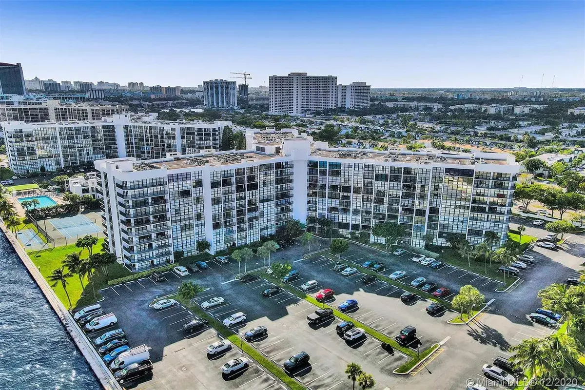 1000 Parkview Dr # 831, Hallandale Beach FL 33009