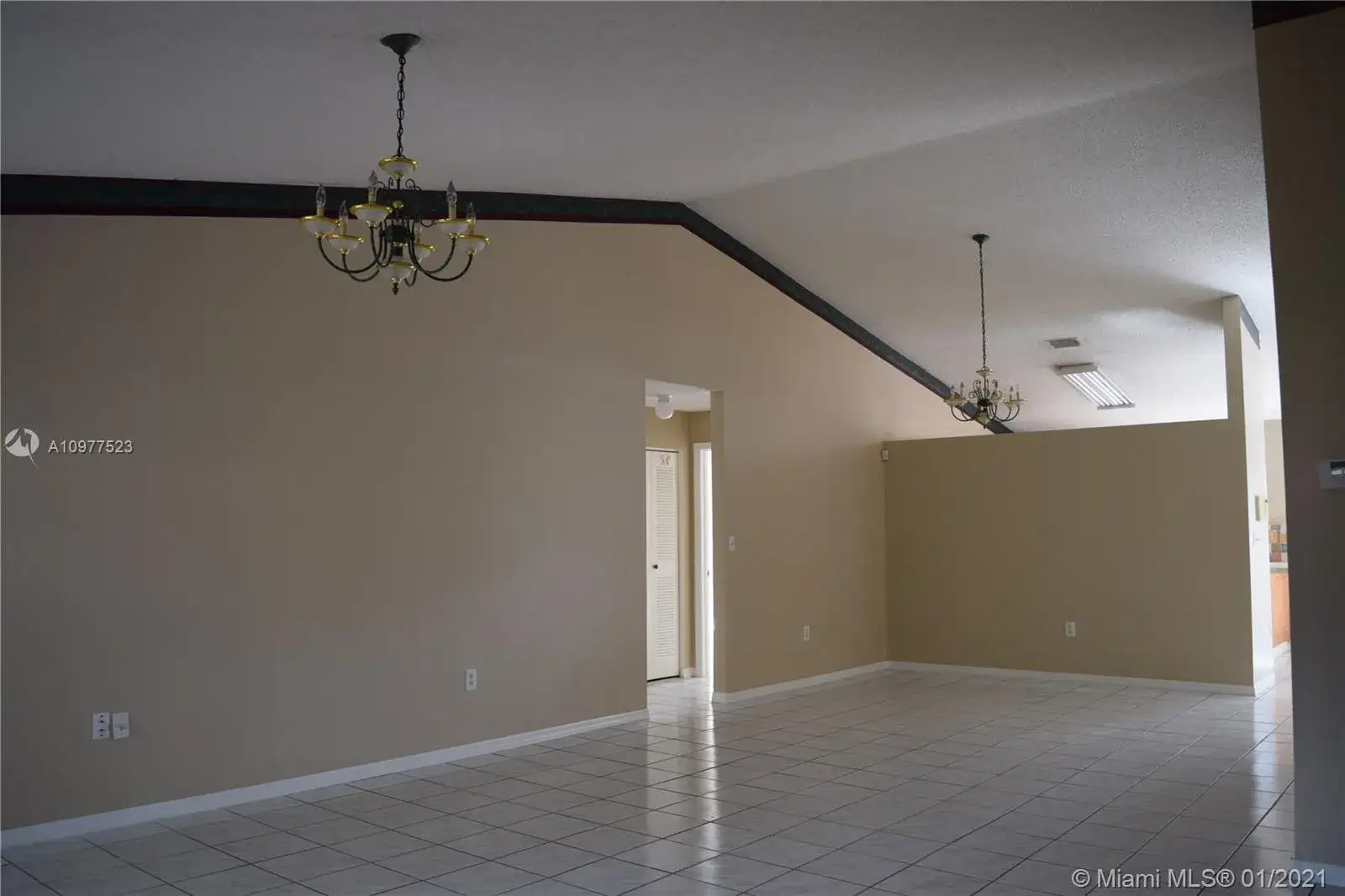 8934 NW 189th Ter, Hialeah FL 33018 photo 4