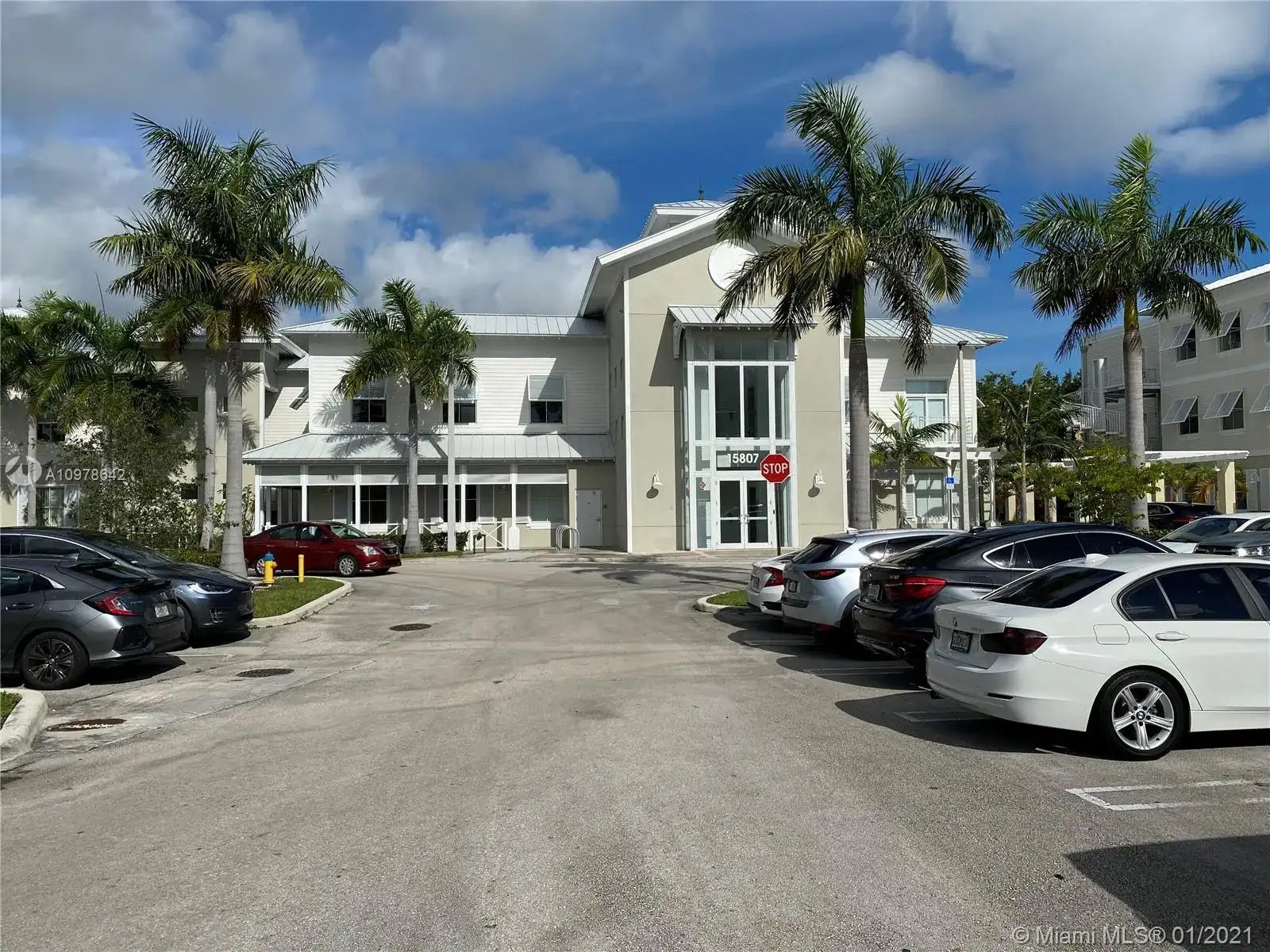 15807 Biscayne Blvd, North Miami Beach FL 33160 photo 2