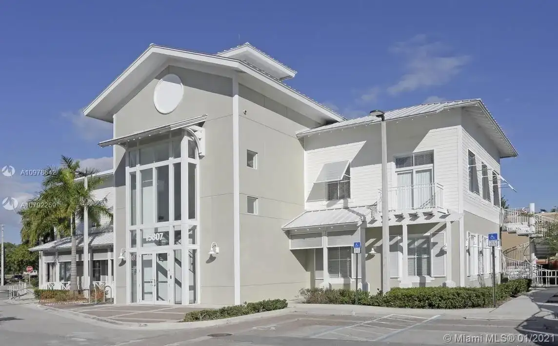 15807 Biscayne Blvd, North Miami Beach FL 33160 photo 3