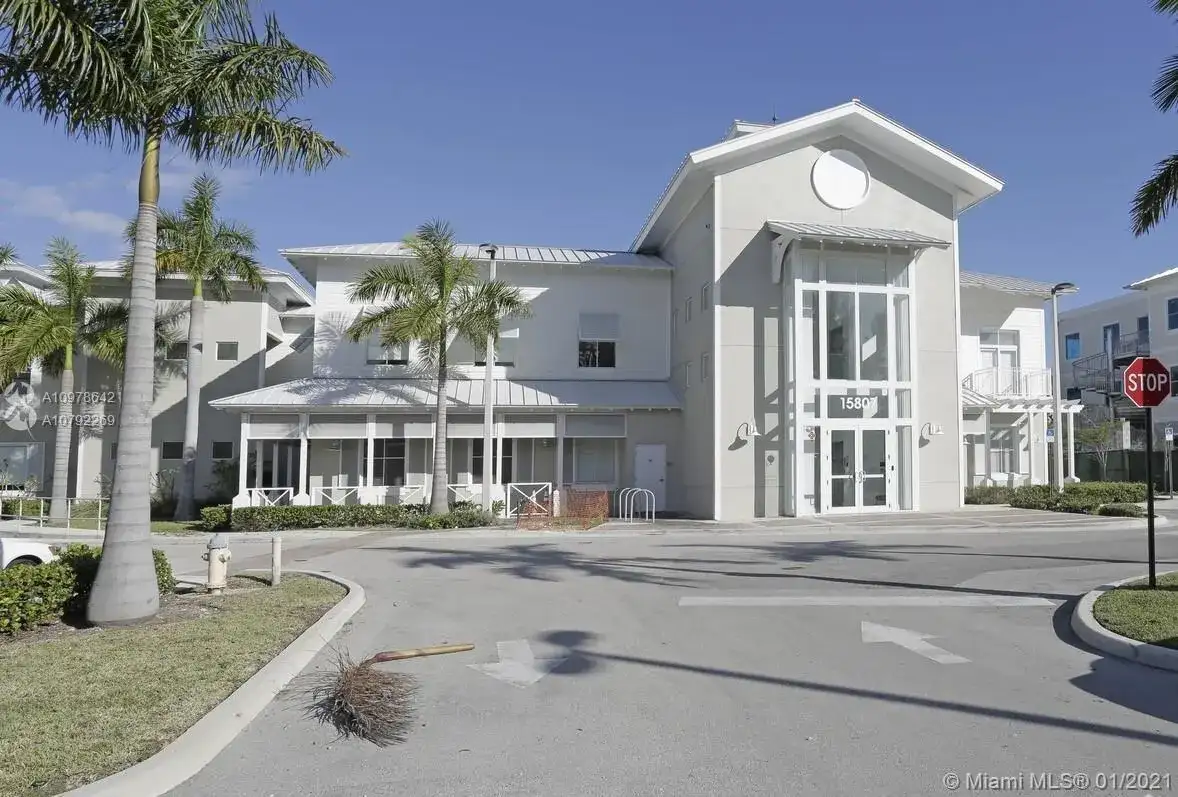15807 Biscayne Blvd, North Miami Beach FL 33160 photo 4