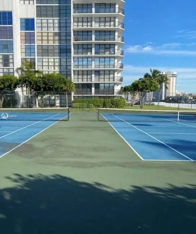 800 Parkview Dr # 725, Hallandale Beach FL 33009