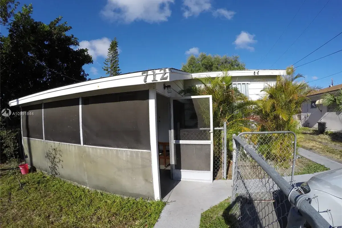 712 SW 7th Ave, Hallandale Beach FL 33009