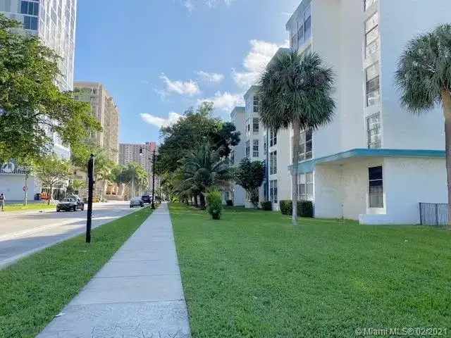 17620 Atlantic Blvd # 207, Sunny Isles Beach FL 33160 photo 4