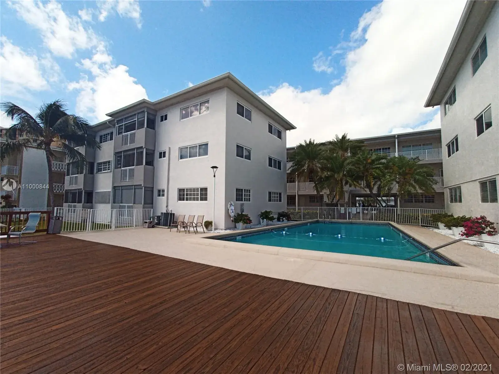 462 Golden Isles Dr # 311, Hallandale Beach FL 33009