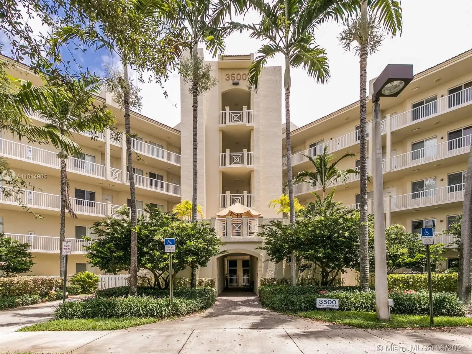 3500 Oaks Clubhouse Dr # 406, Pompano Beach FL 33069 photo 2