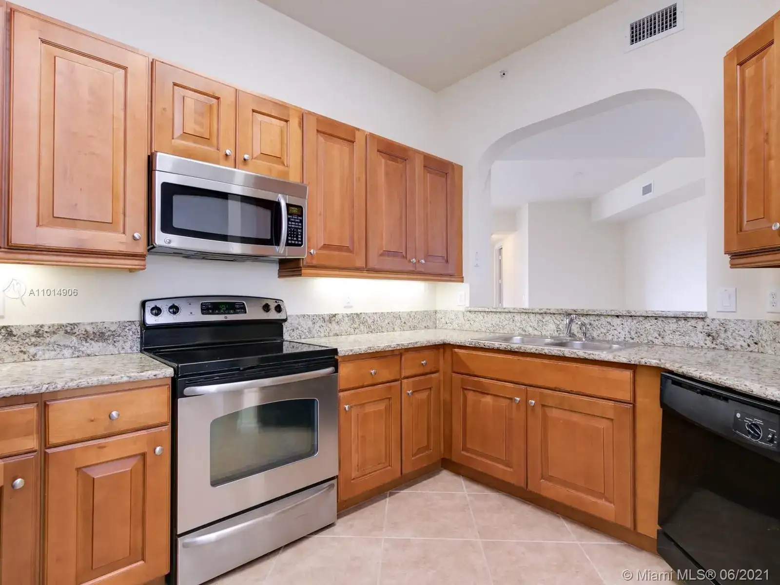 3500 Oaks Clubhouse Dr # 406, Pompano Beach FL 33069 photo 4