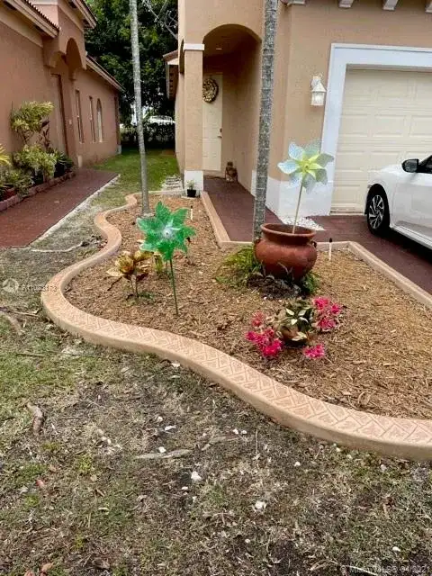 2328 NE 37th Ter, Homestead FL 33033 photo 2